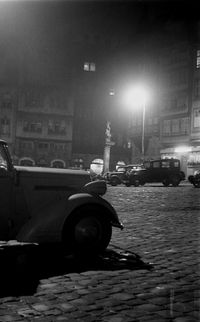 Frankfurt am Main Krautmarkt mit Schöppen-Brunnen und Fahrzeugen bei Nacht (etwa 1938) [C-15a/221]