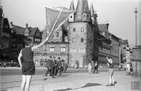 Frankfurt am Main Saalhof-Rententurm mit Kindern bei der Drachenflug-Vorbereitung (etwa 1938) [C-15a/278]